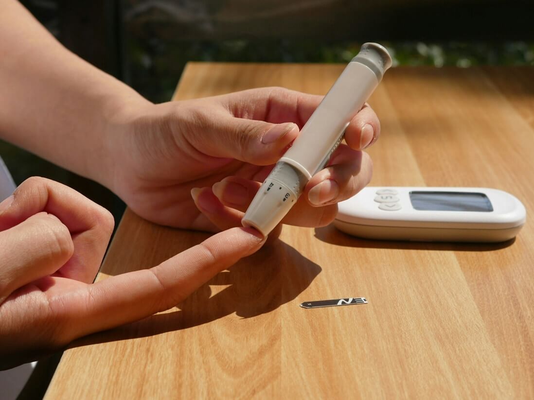 Nærbilde av en som sjekker blodsukker i forbindelse med diabetes type 2